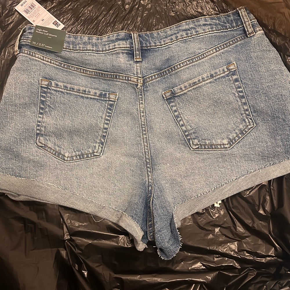 Shorts - Picture 2 of 3